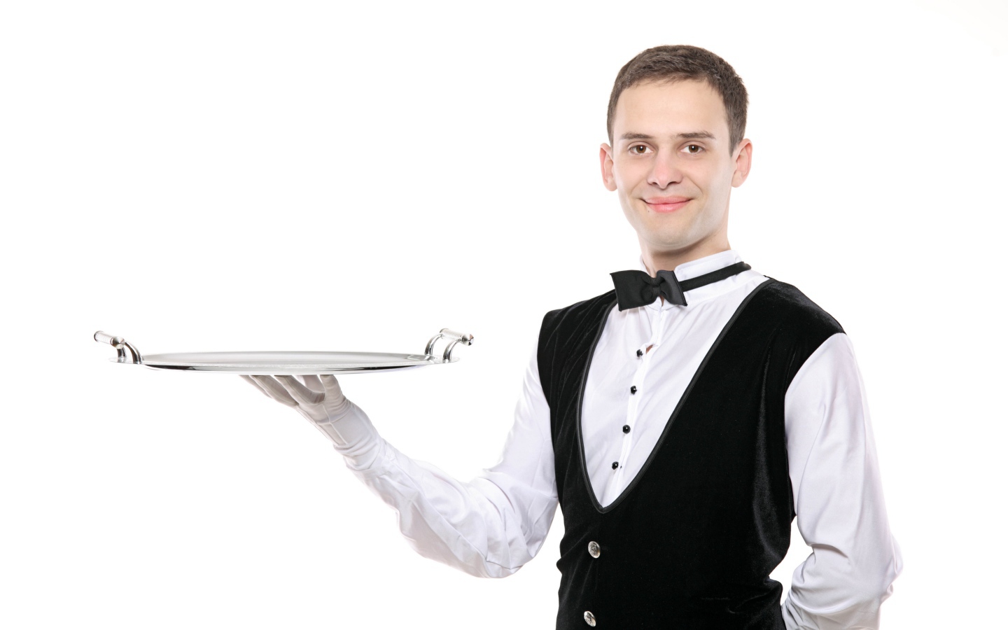 Мужчина официант с подносом в руках на белом фоне