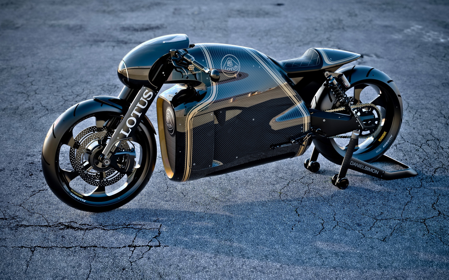 Черный мотоцикл Lotus C-01 на асфальте