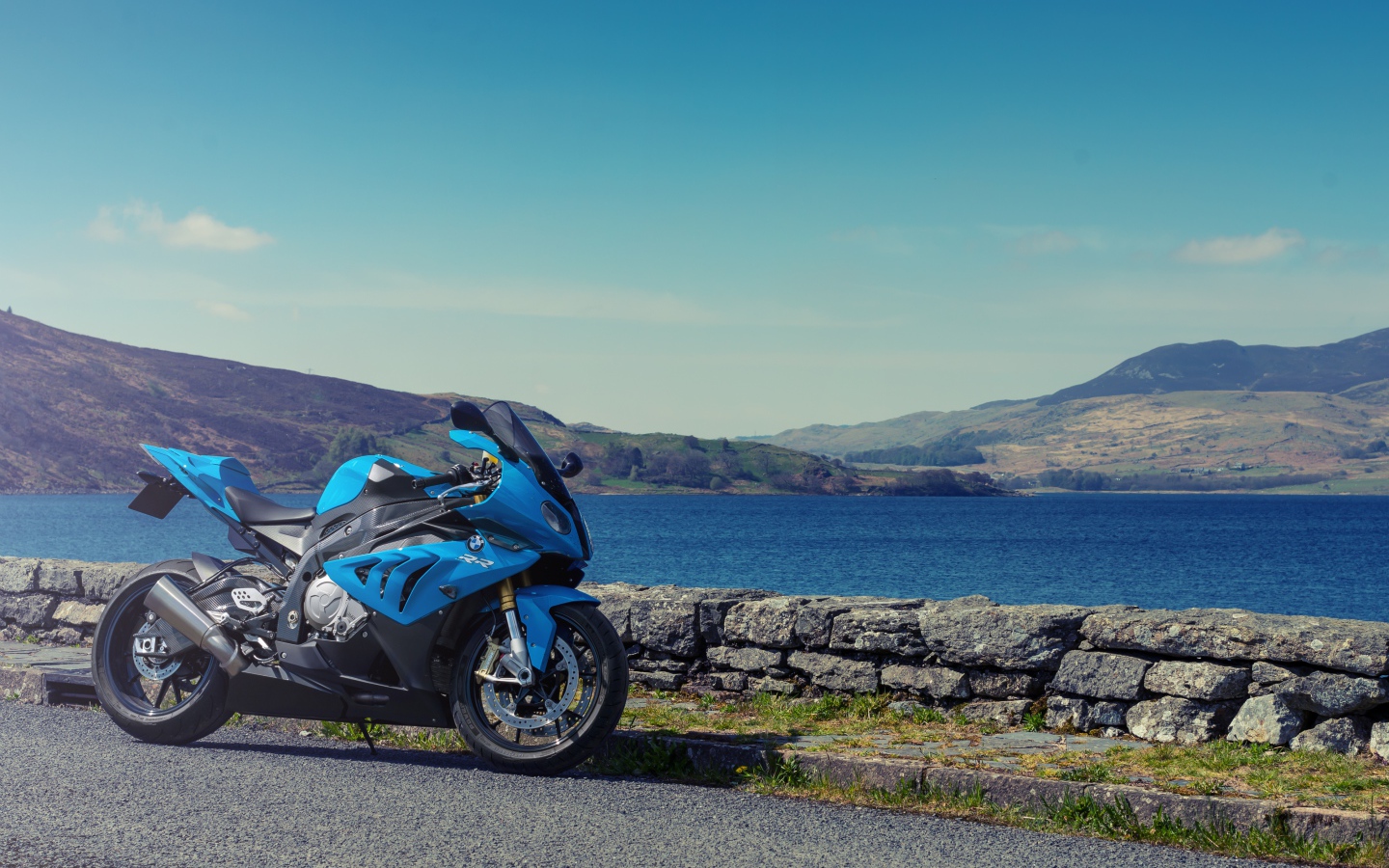 Синий мотоцикл BMW S1000 на фоне воды