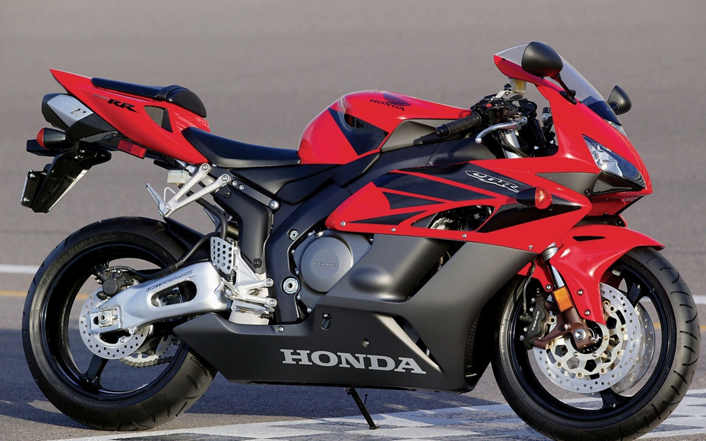 Красный мотоцикл Honda CBR1000RR