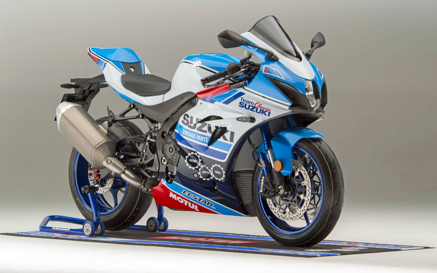 Мотоцикл Suzuki GSX-R1000R, 2018 на сером фоне