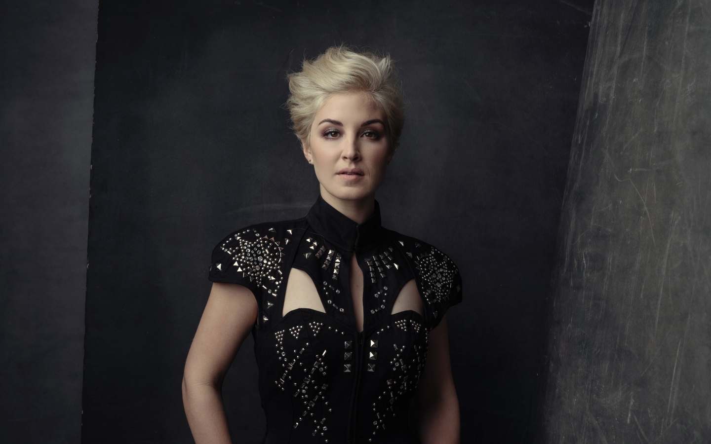 Американская кантри певица Мэгги Роуз в красивом платье 