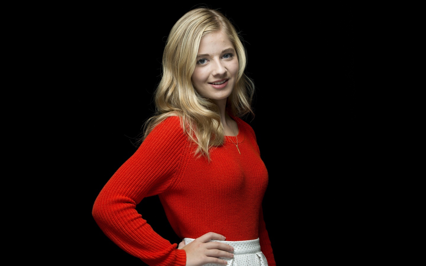 Американская певица Джеки Иванко на черном фоне