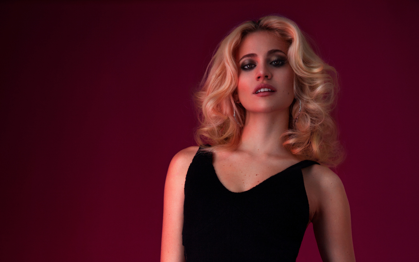 Британская певица Пикси Лотт в черном платье