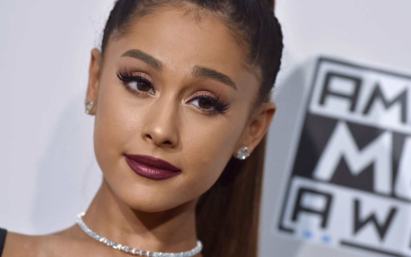 Певица Ариана Гранде лицо крупным планом