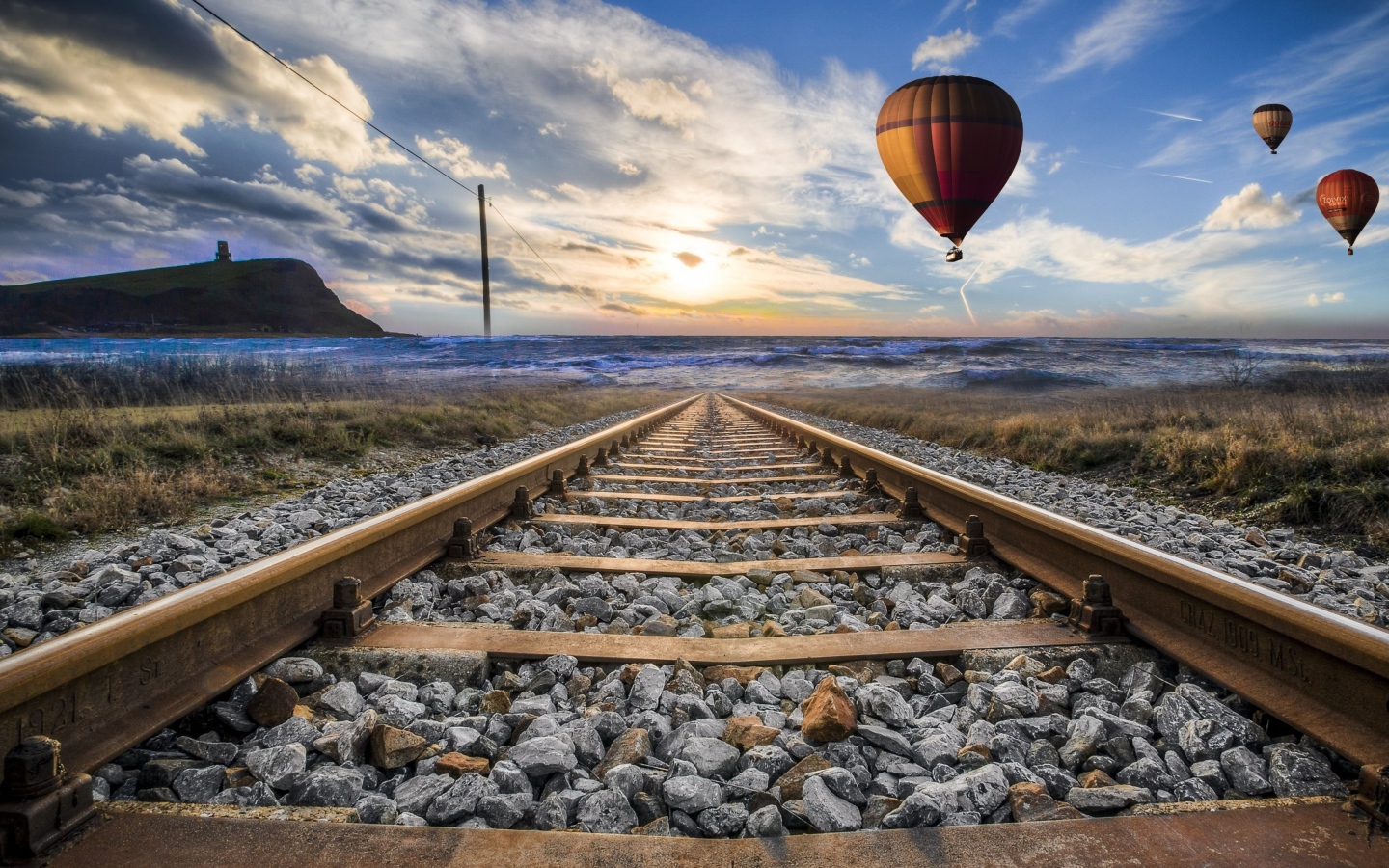 Воздушный шар в красивом голубом небе над железной дорогой