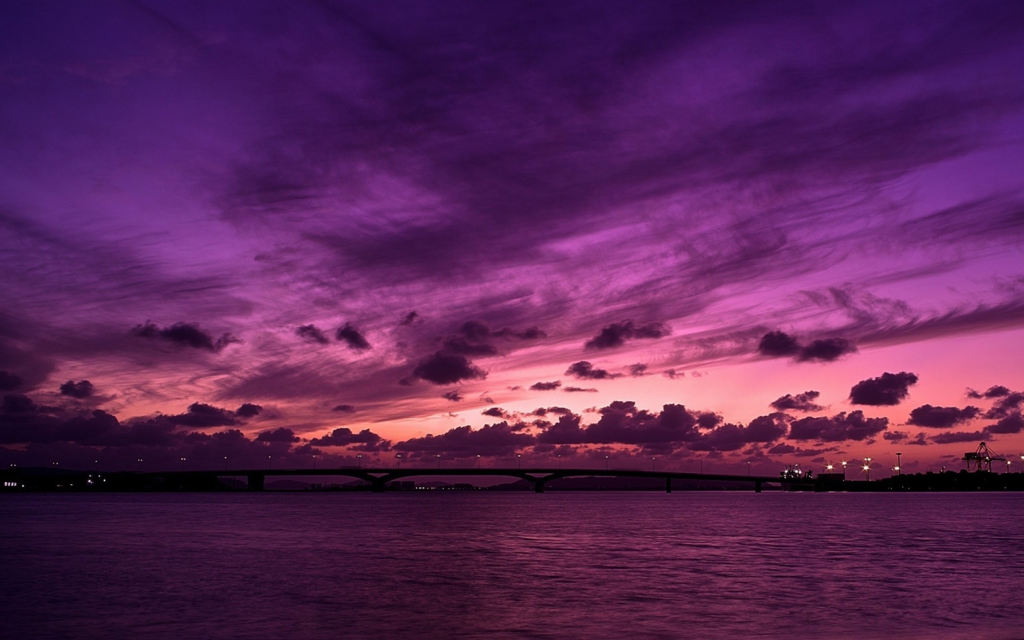 Красивое фиолетовое небо отражается в воде