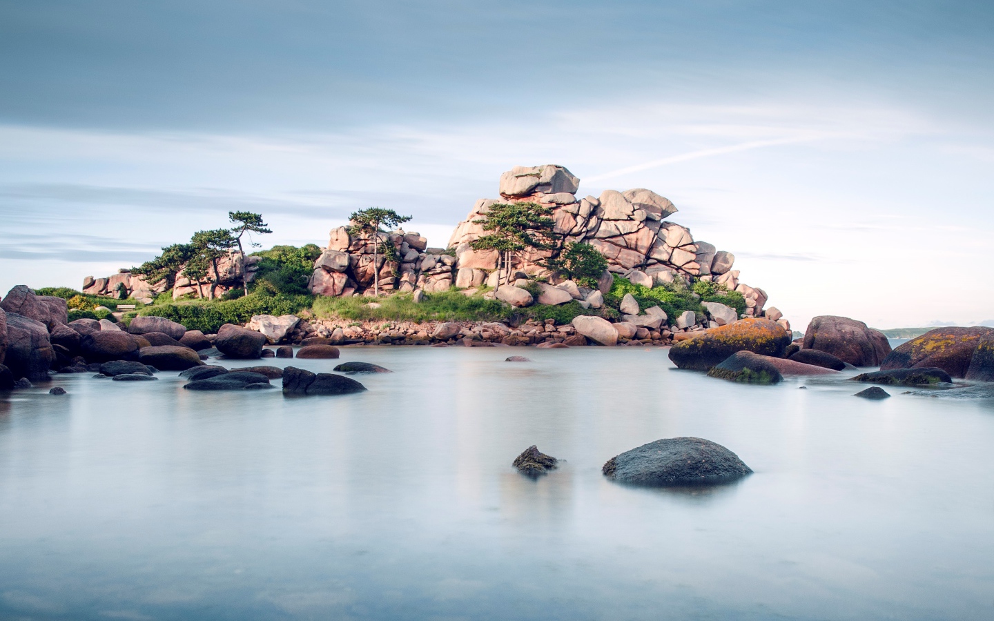 Большие камни в воде у берега