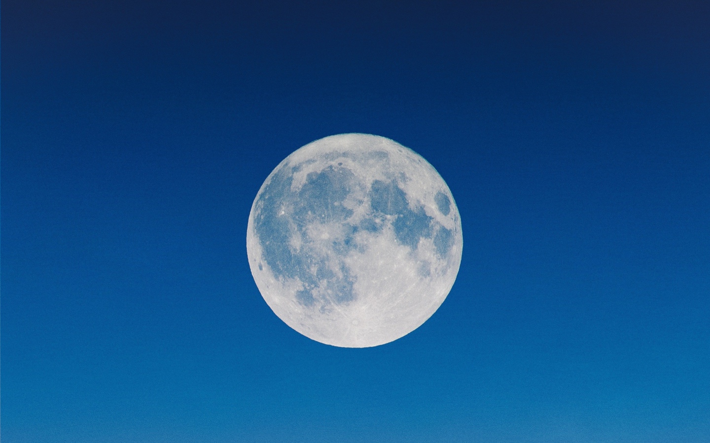 Большая белая луна в голубом небе