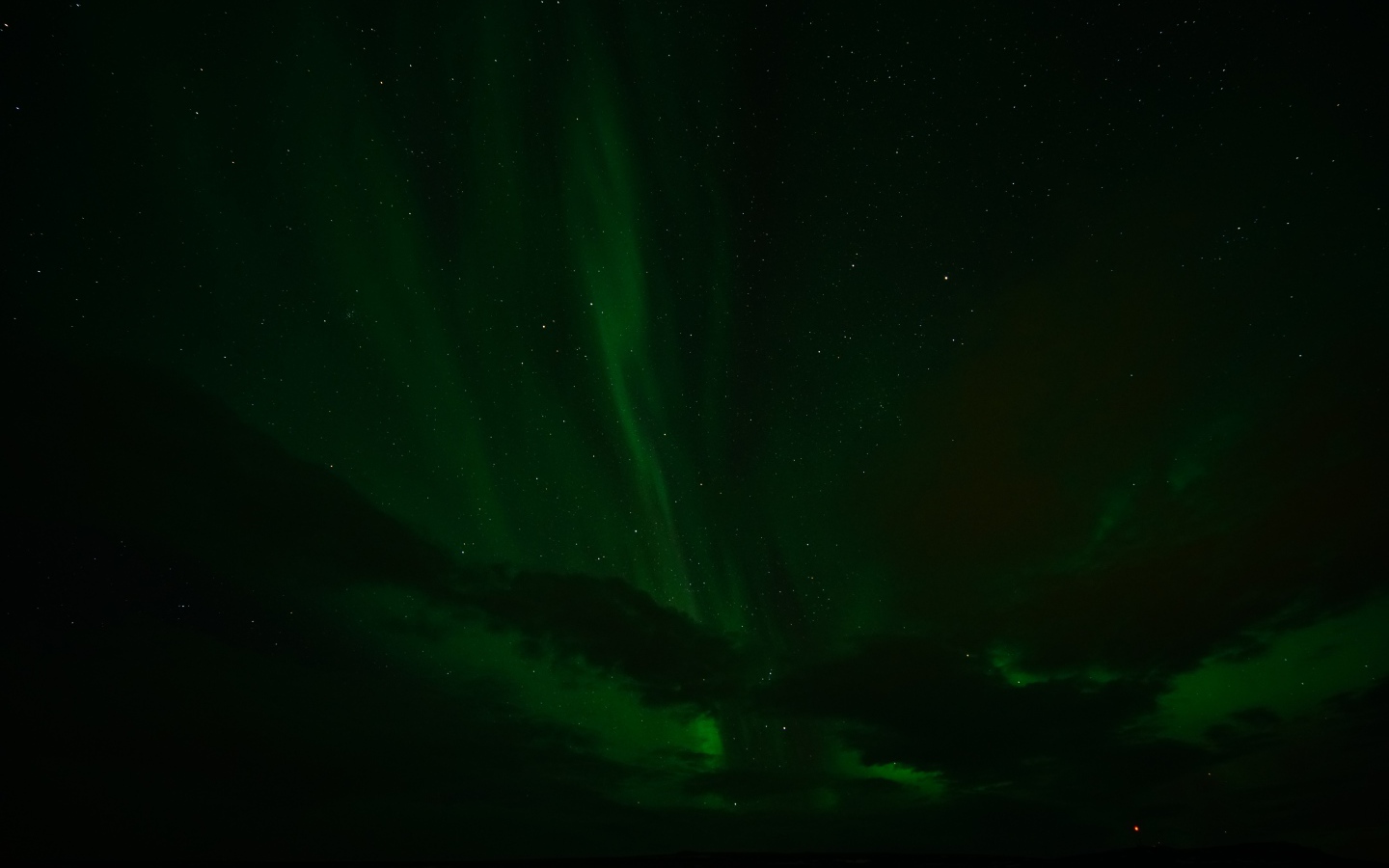 Зеленое северное сияние в звездном небе
