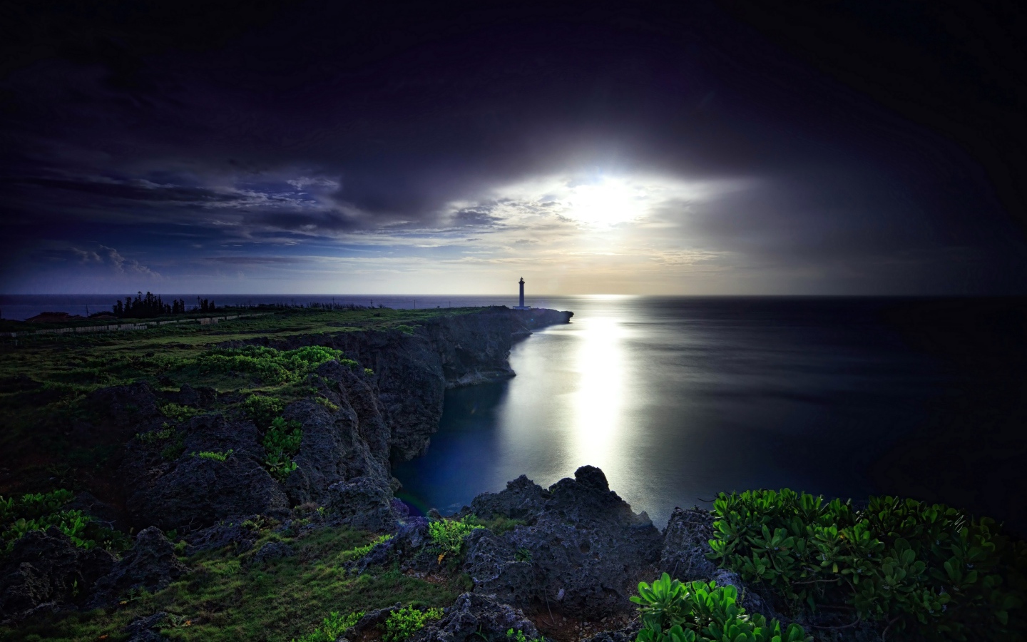 Маяк на побережье под красивым небом на закате солнца