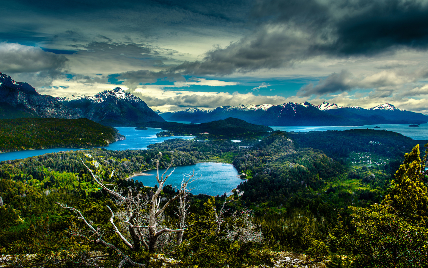 Горы под красивыми облаками в национальном парке, Аргентина