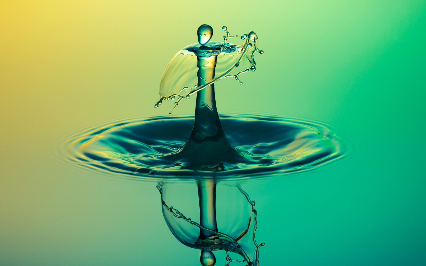 Брызги капли на воде