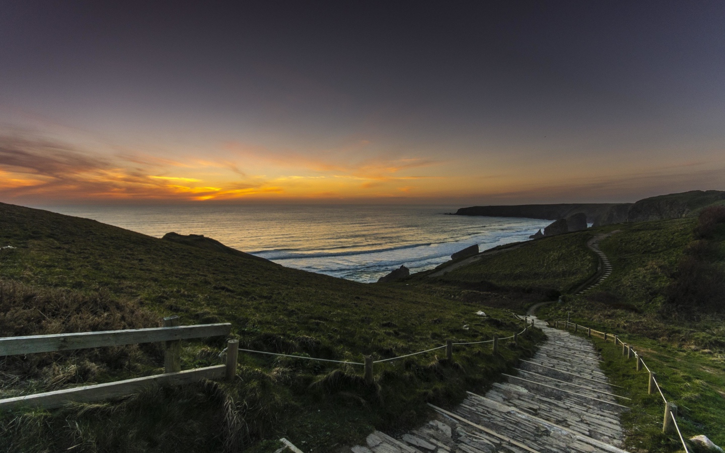 Каменные ступеньки к морю на закате