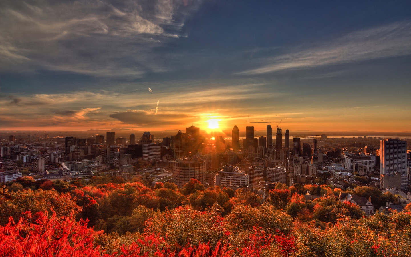 Восход солнца над небоскребами города Монреаль, Канада