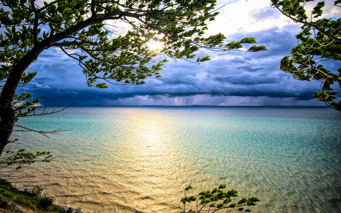 Вид на грозу над океаном 