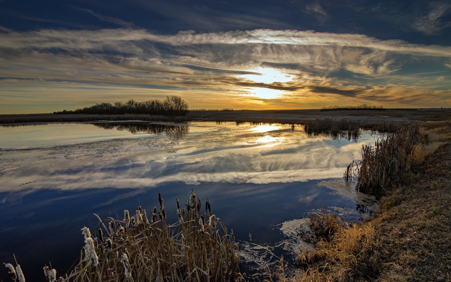 Белые облака отражаются в воде на закате солнца