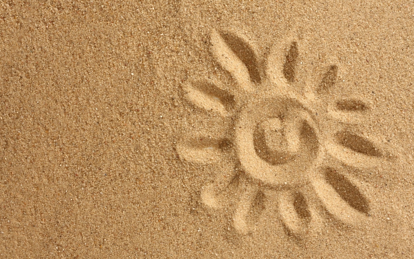 Солнце нарисованное на желтом песке