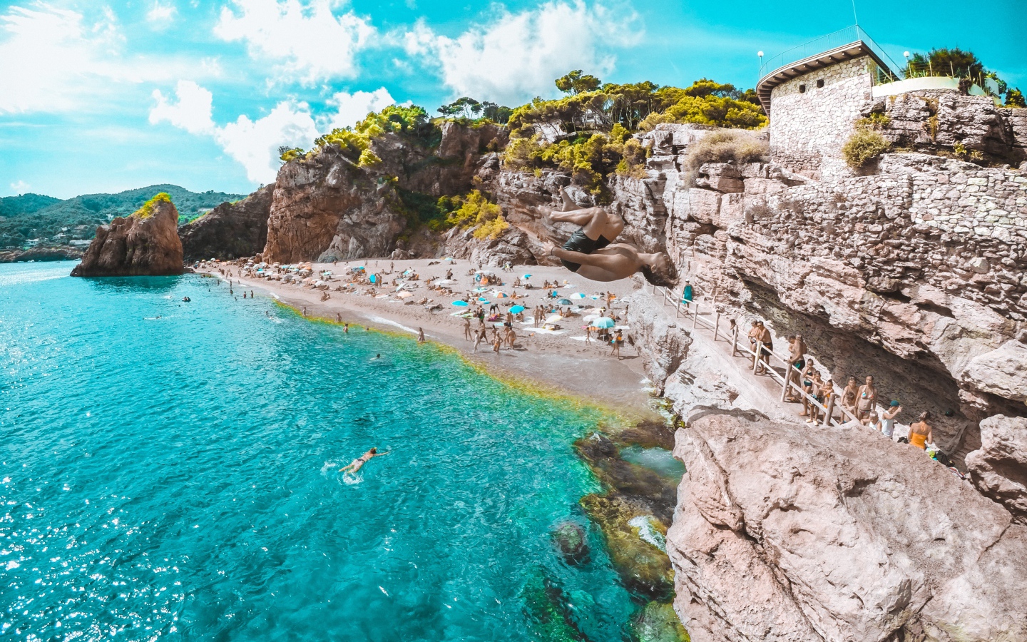 Дикий пляж на побережье Испании