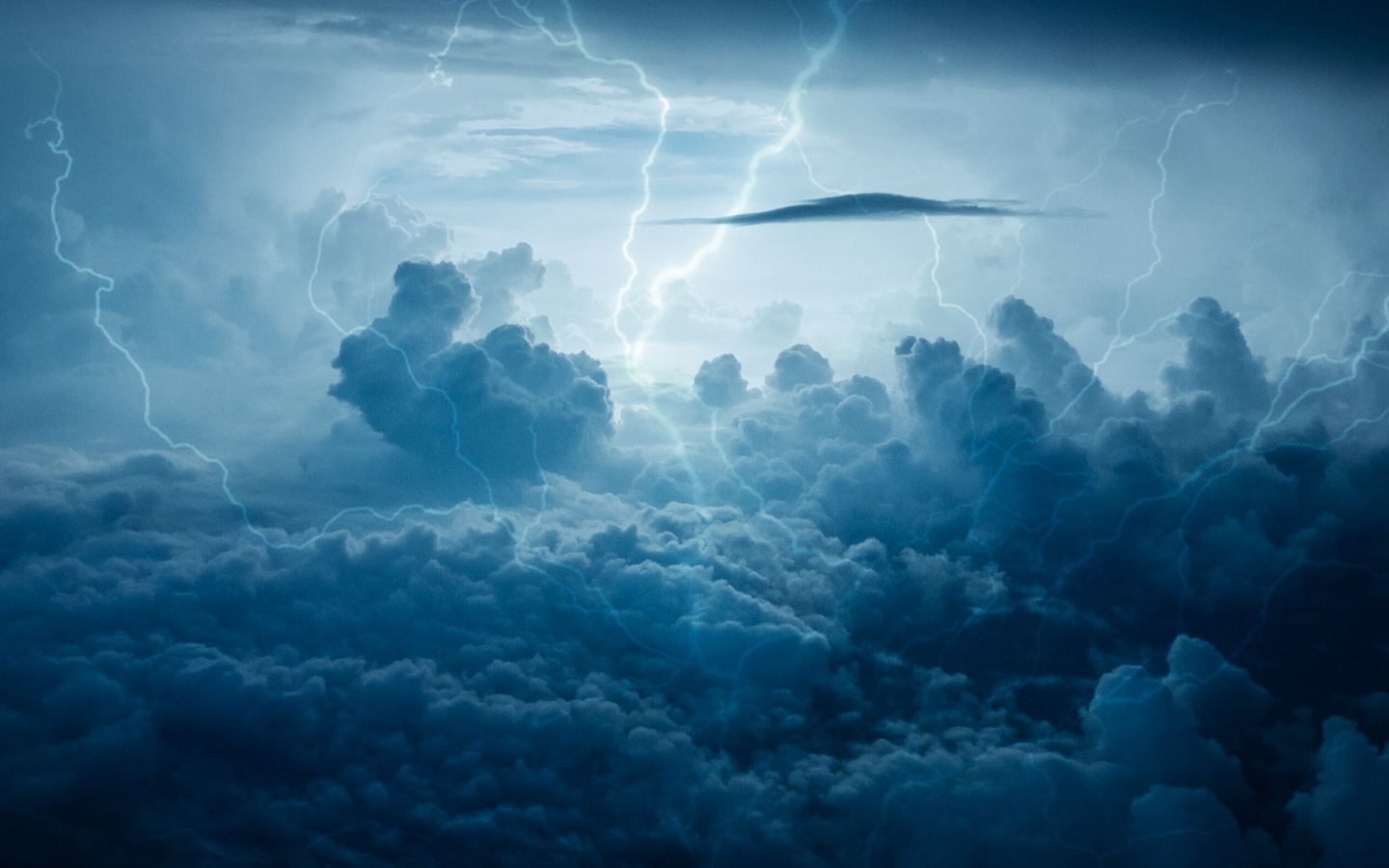 Молнии в облаках во время шторма