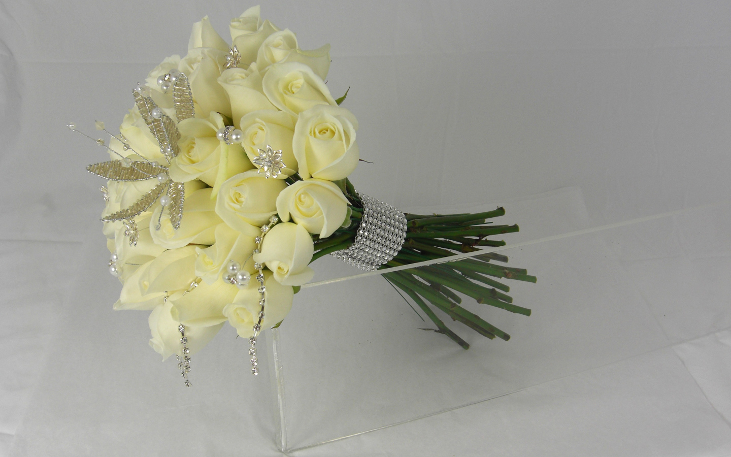 Букет нежных белых роз с украшениями на сером фоне