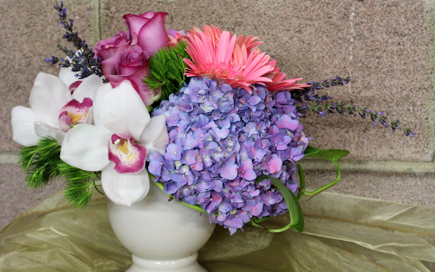 Красивый букет в белой вазе на фоне стены 