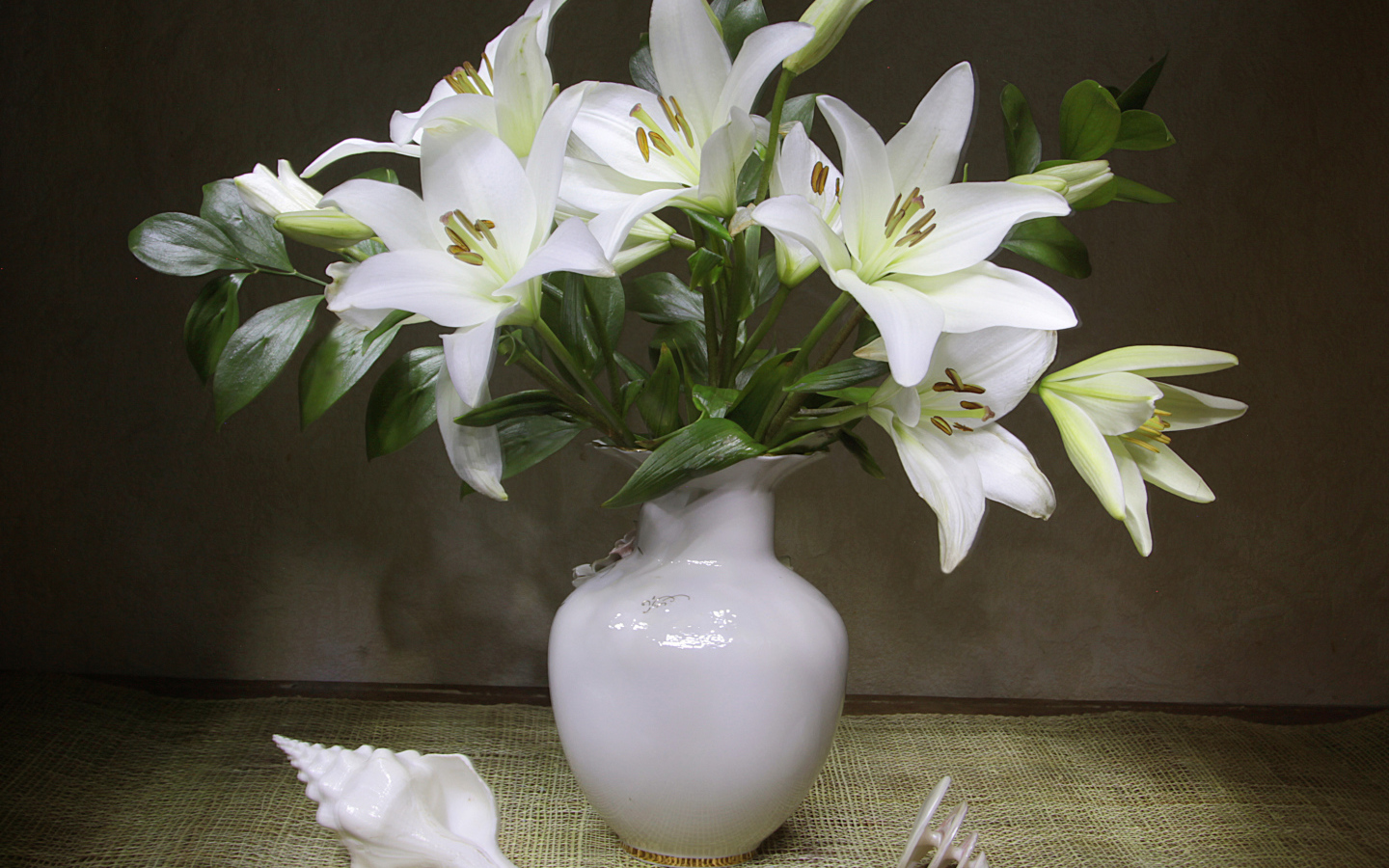 Красивый букет белых лилий в вазе 
