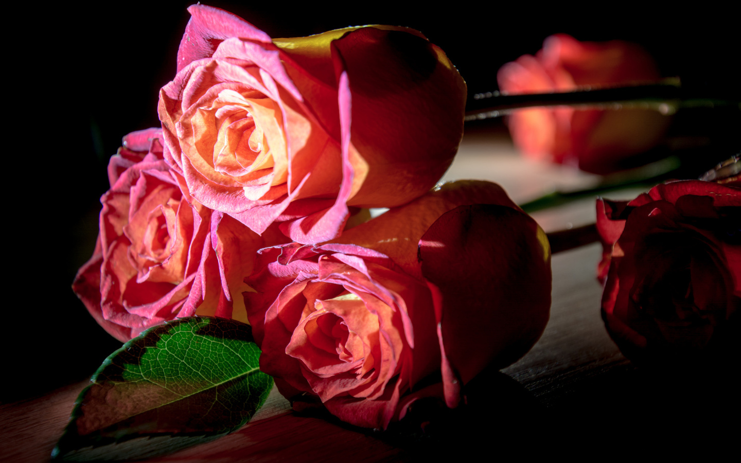 Красивые розовые розы на деревянном столе