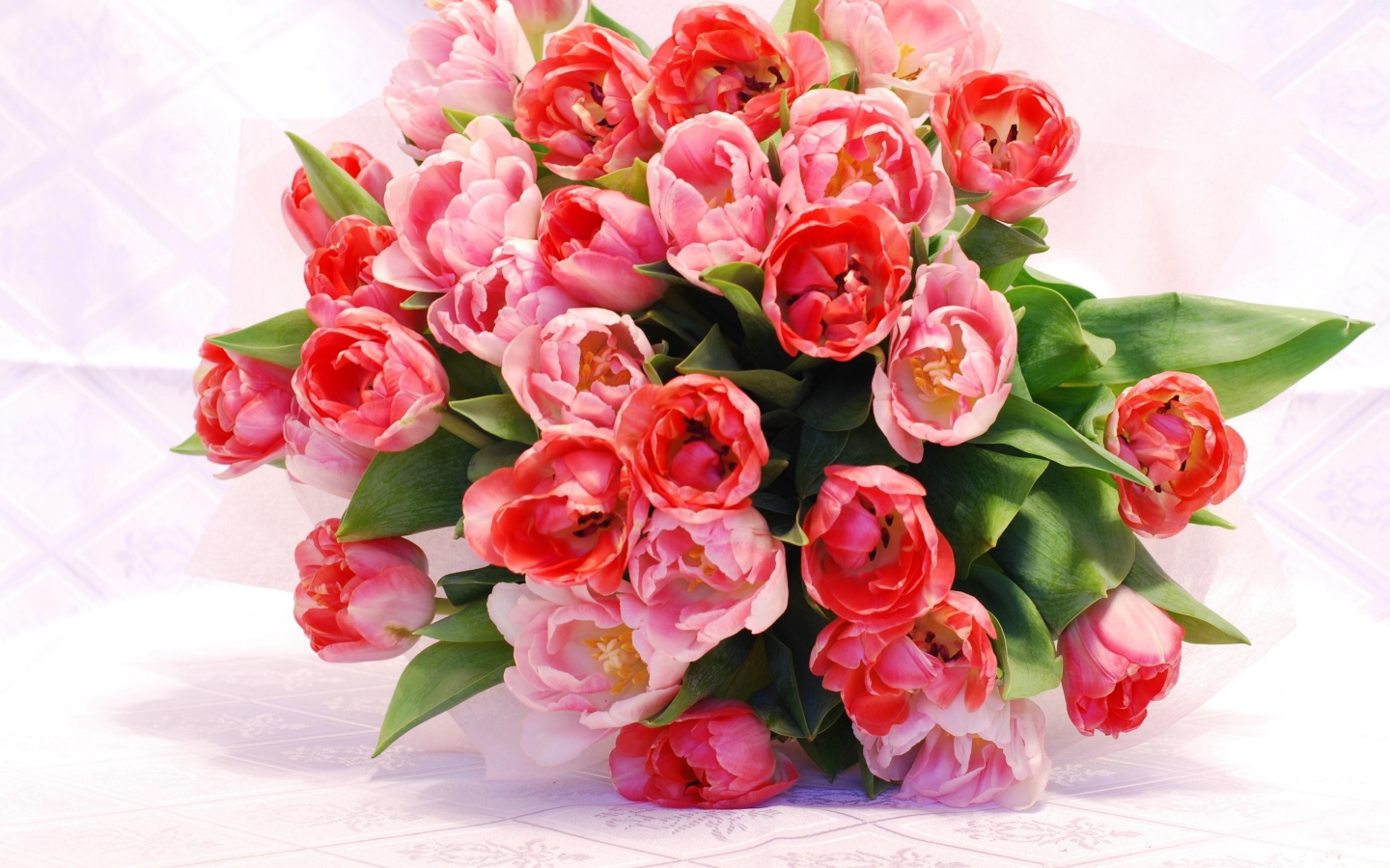 Большой красивый букет розовых тюльпанов крупным планом