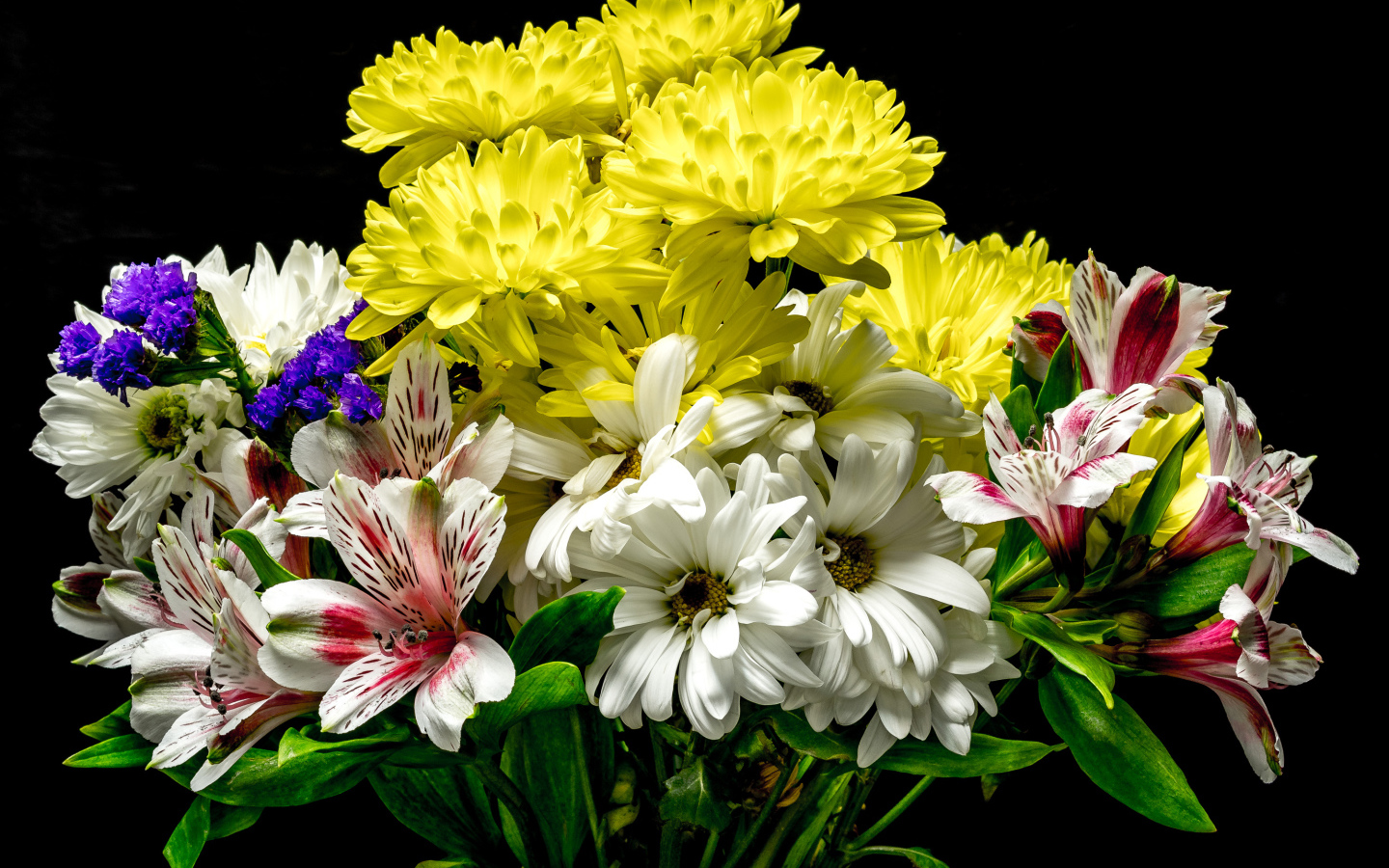 Букет с цветами хризантемы и альстромерии на черном фоне