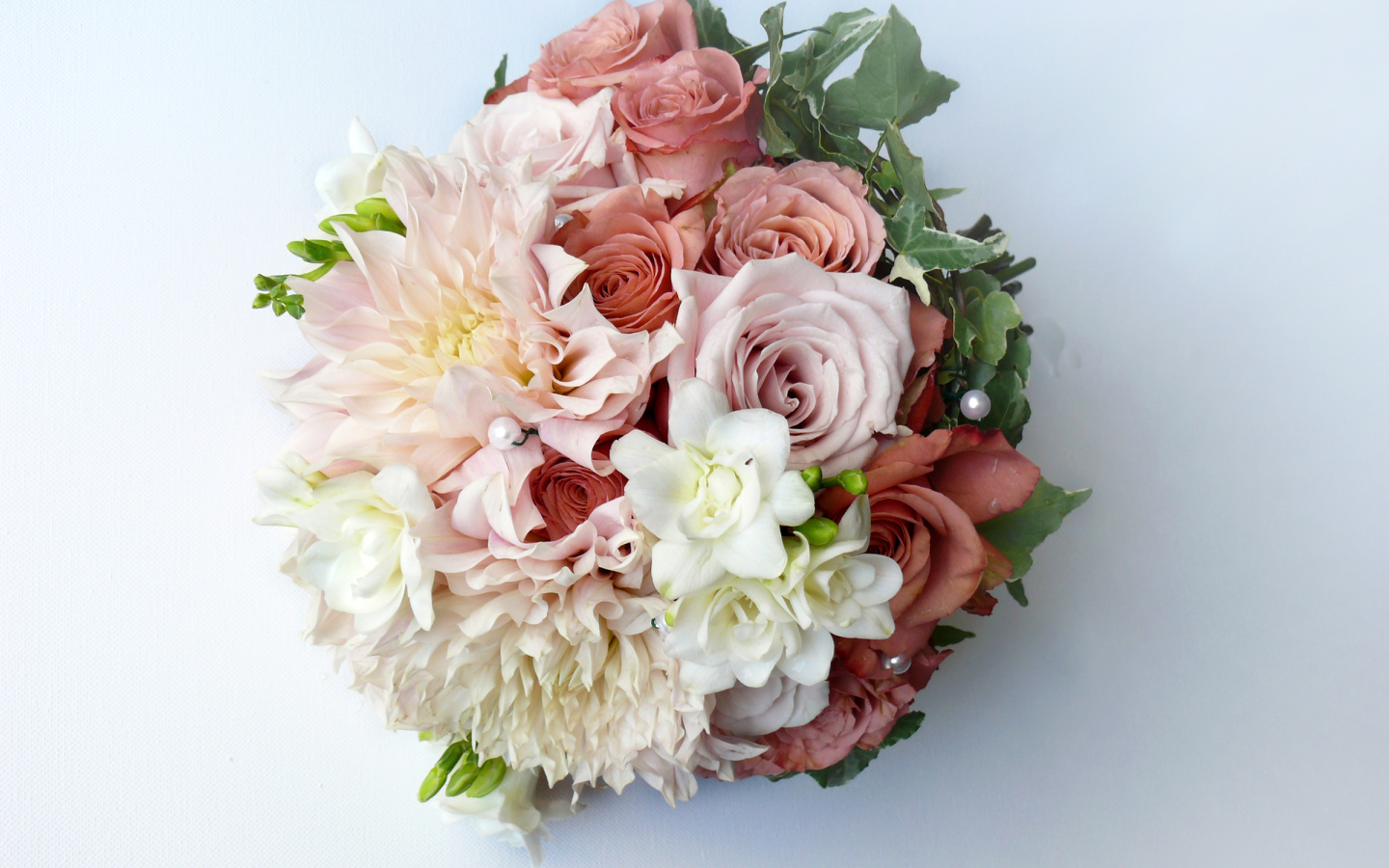 Букет с цветами роз и георгин на сером фоне 