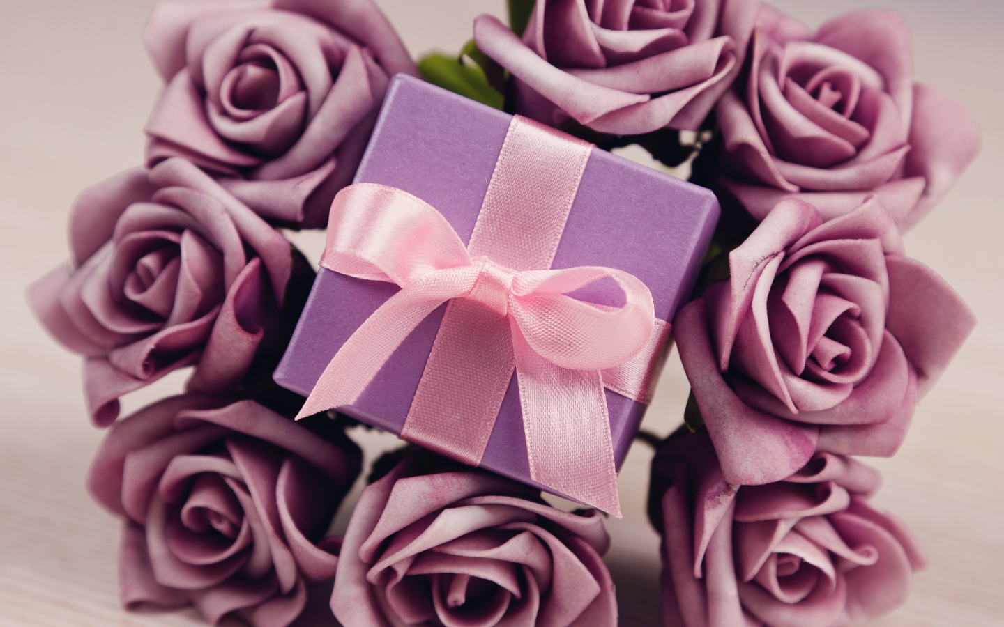 Подарок с сиреневыми розами 