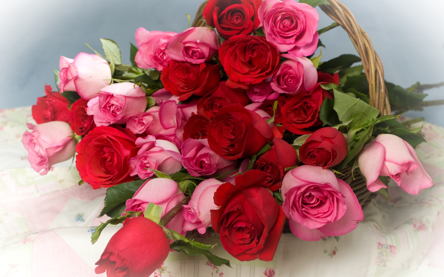 Красные и розовые розы в корзине
