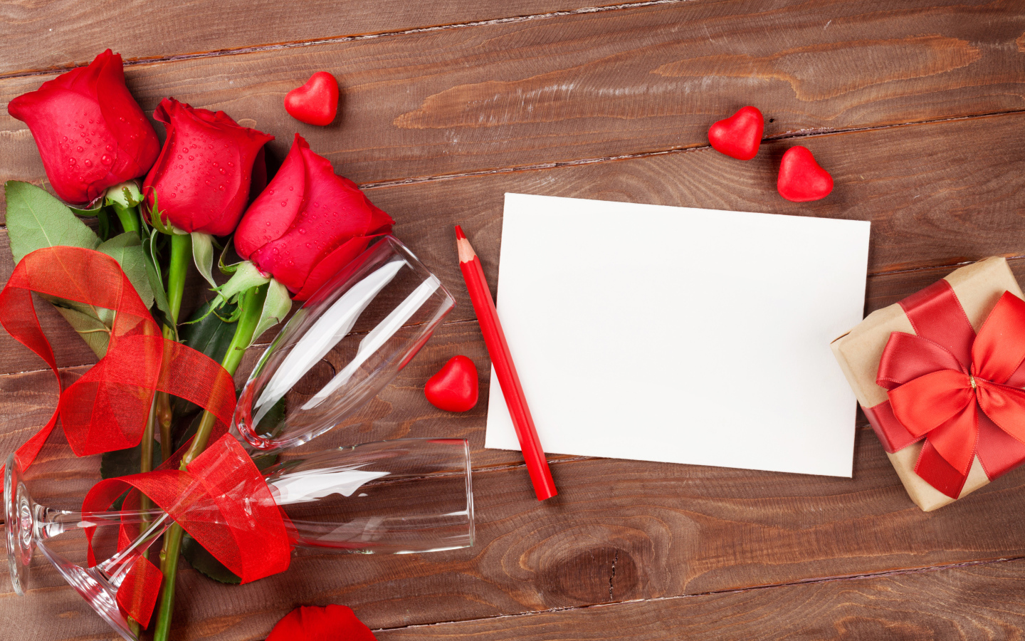 Три розы, два фужера и лист бумаги, шаблон поздравительной открытки