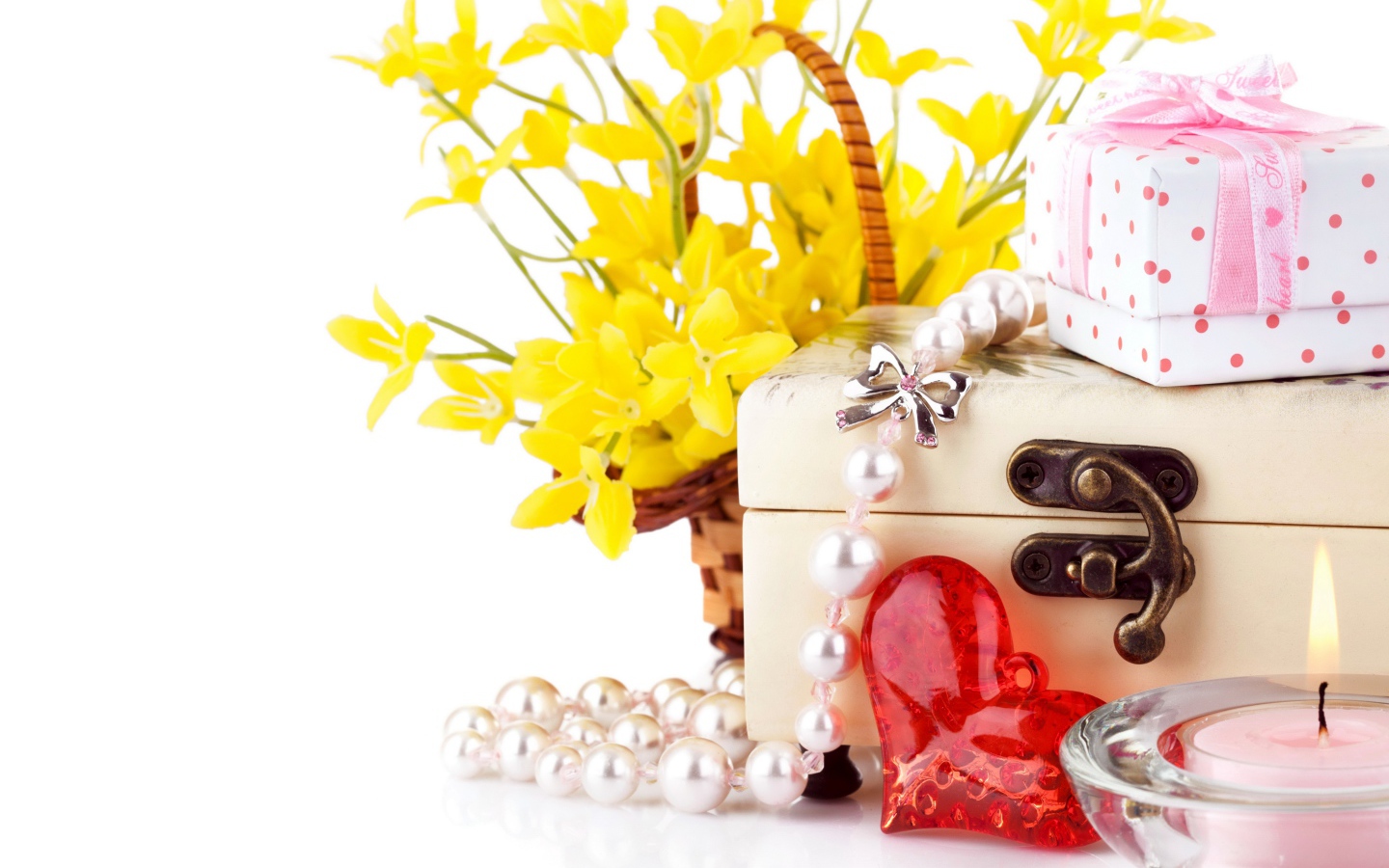 Желтые цветы с подарками на белом фоне