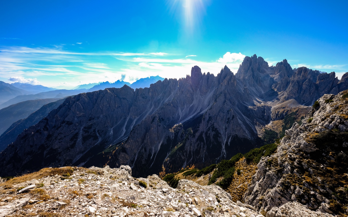 Яркое солнце в голубом небе над горами