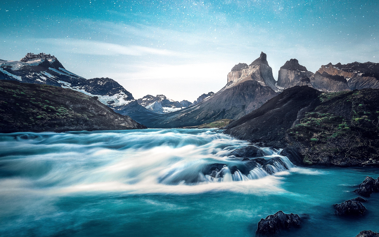 Быстрая река среди каменных горных берегов