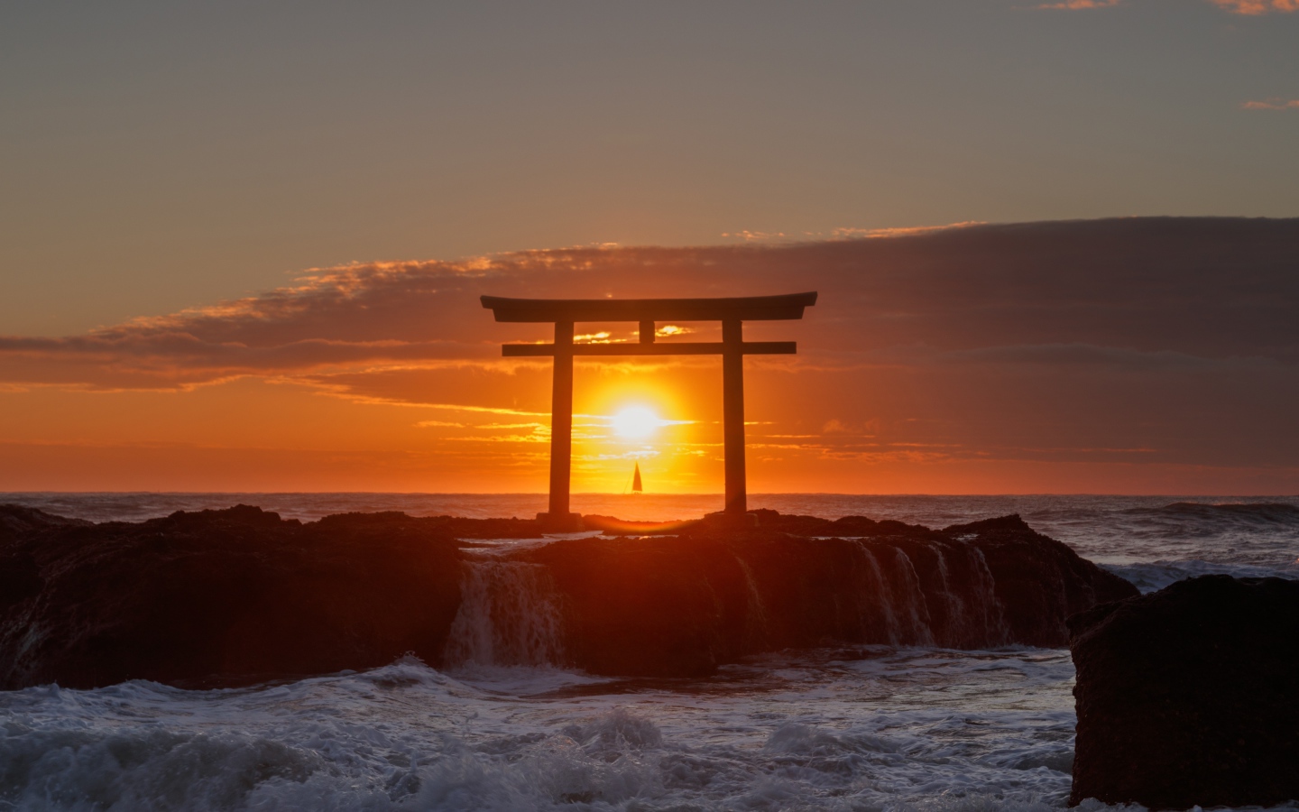 Закат солнца в бушующем море