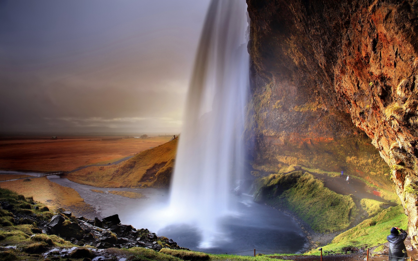 Живописный водопад Сельяландсфосс стекает со скалы, Исландия