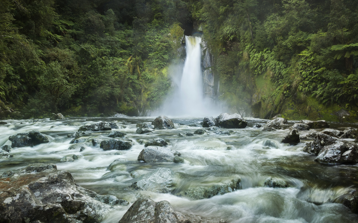 Водопад стекает по камням