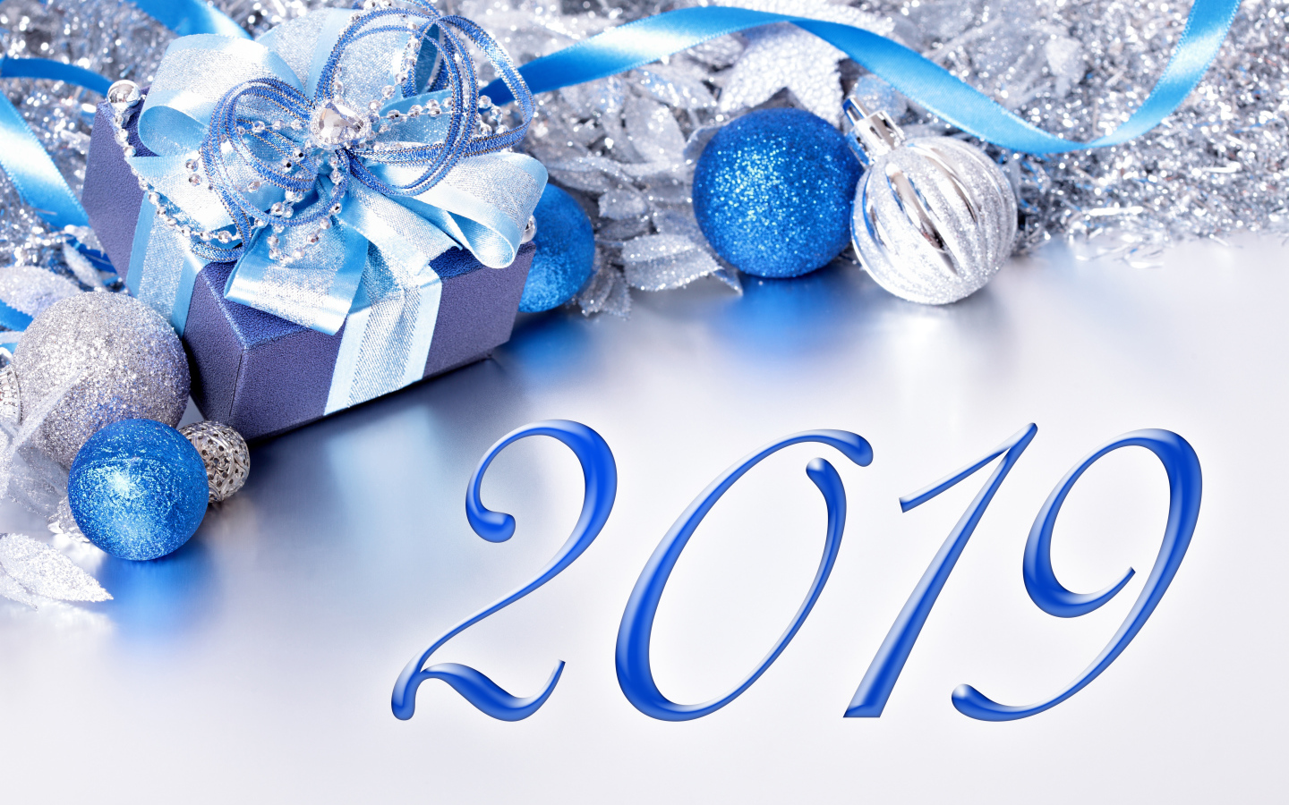 Голубые цифры 2019 на сером фоне с новогодними игрушками на Новый год свиньи 2019