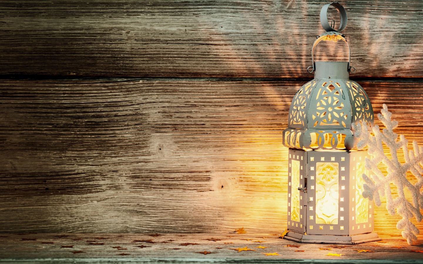 Фонарь и белая снежинка фон для поздравительной открытки на Новый год