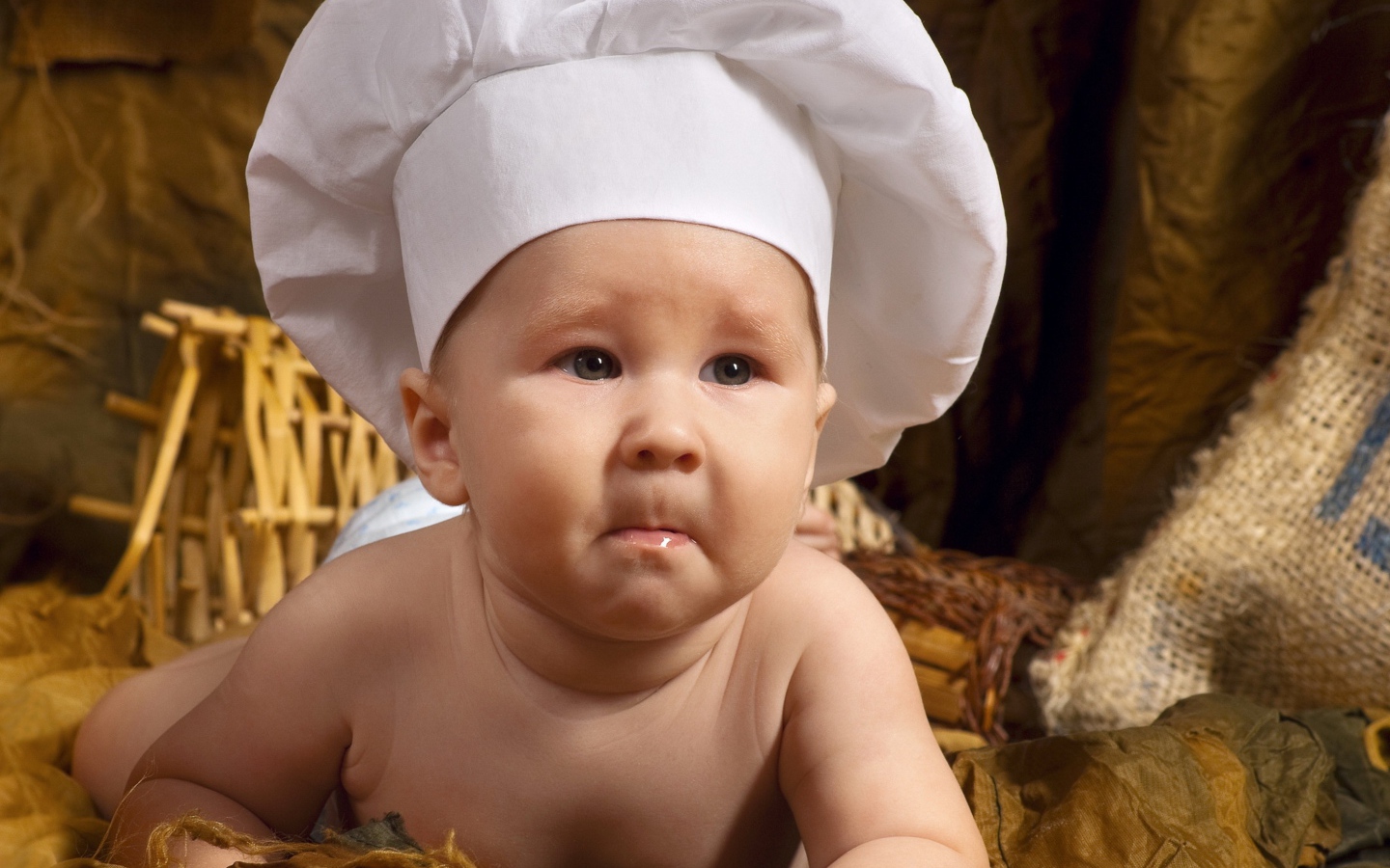 Младенец в белой шапке повара