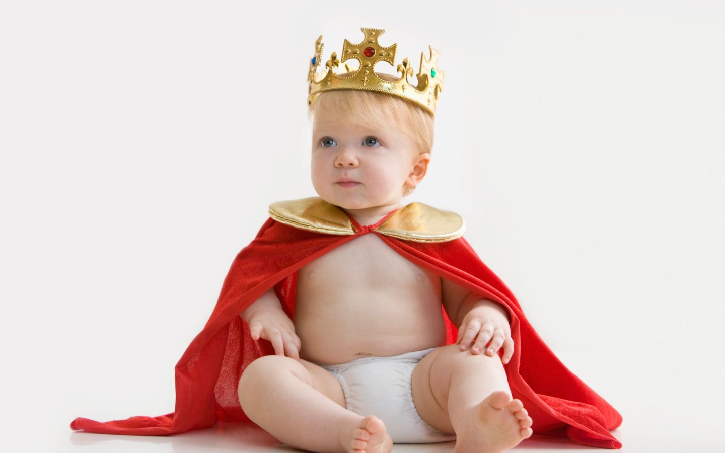 Маленький грудной ребенок в костюме принца