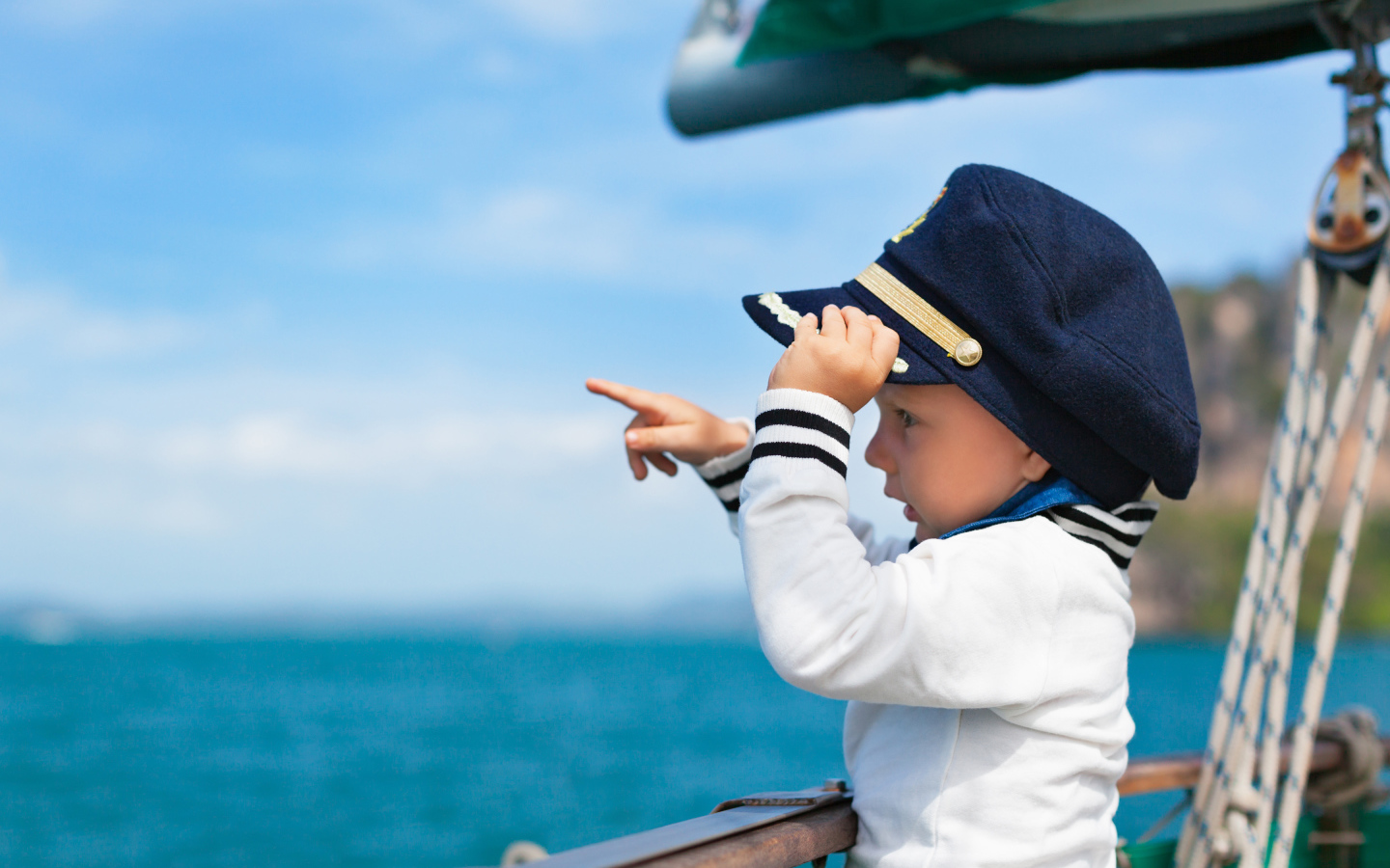 Маленький мальчик в форме капитана на корабле