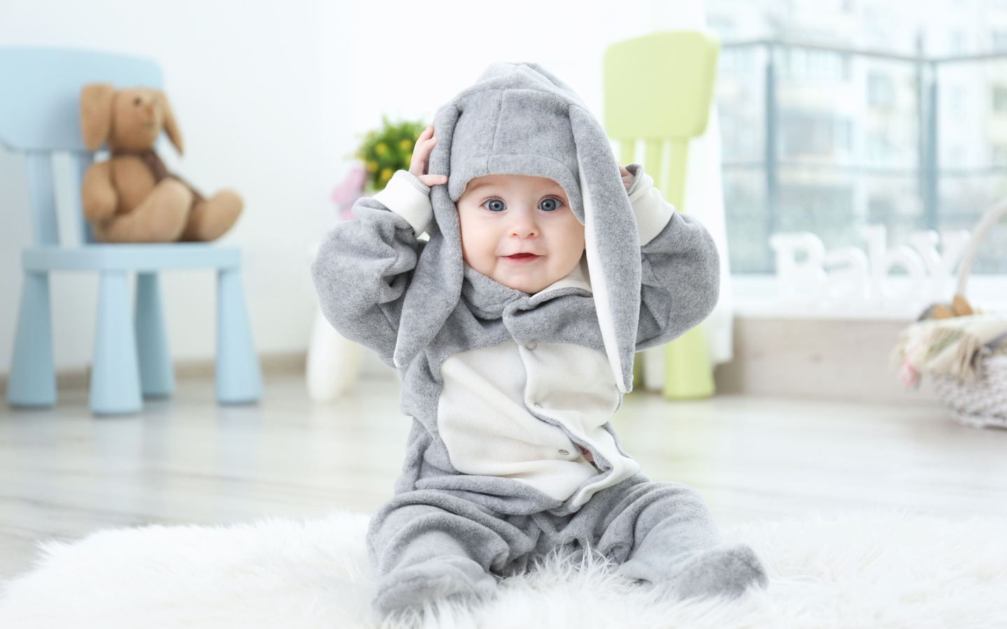 Маленький ребенок в костюме зайчика