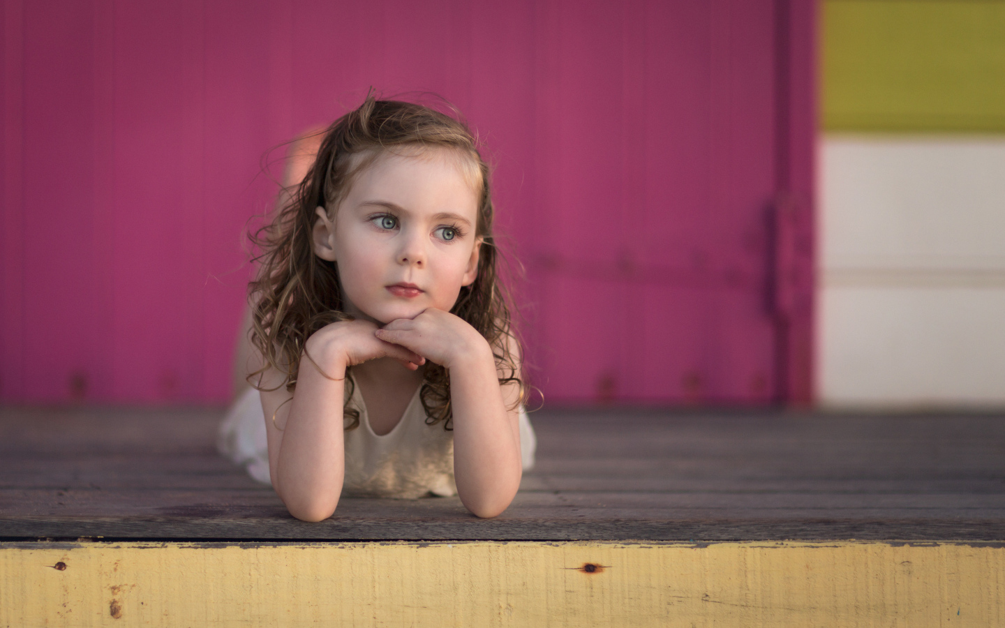 Милая маленькая девочка с красивыми глазами