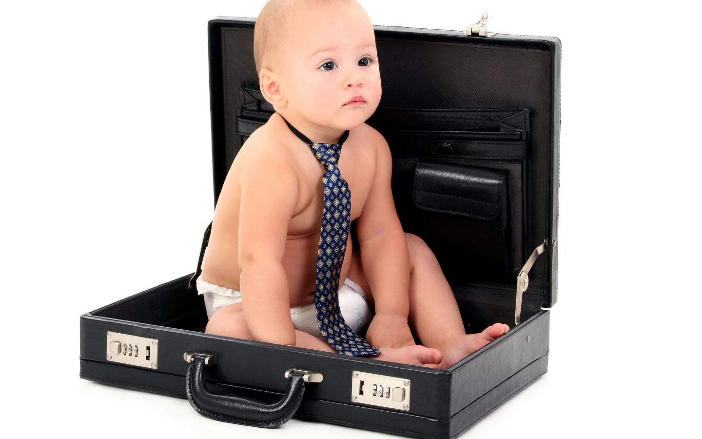 Маленький ребенок в галстуки сидит в кожаном дипломате