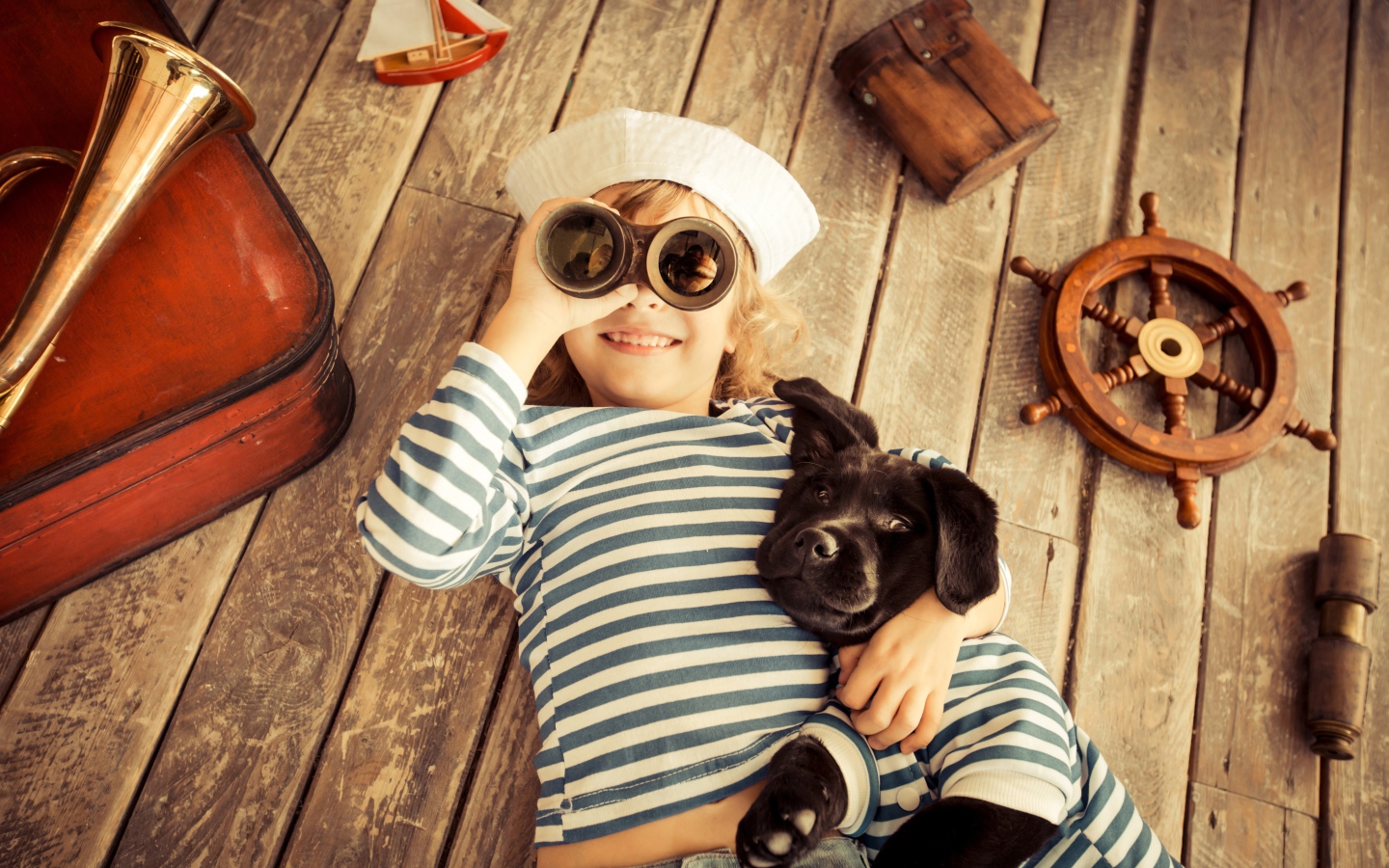 Мальчик с собакой играют в матросов