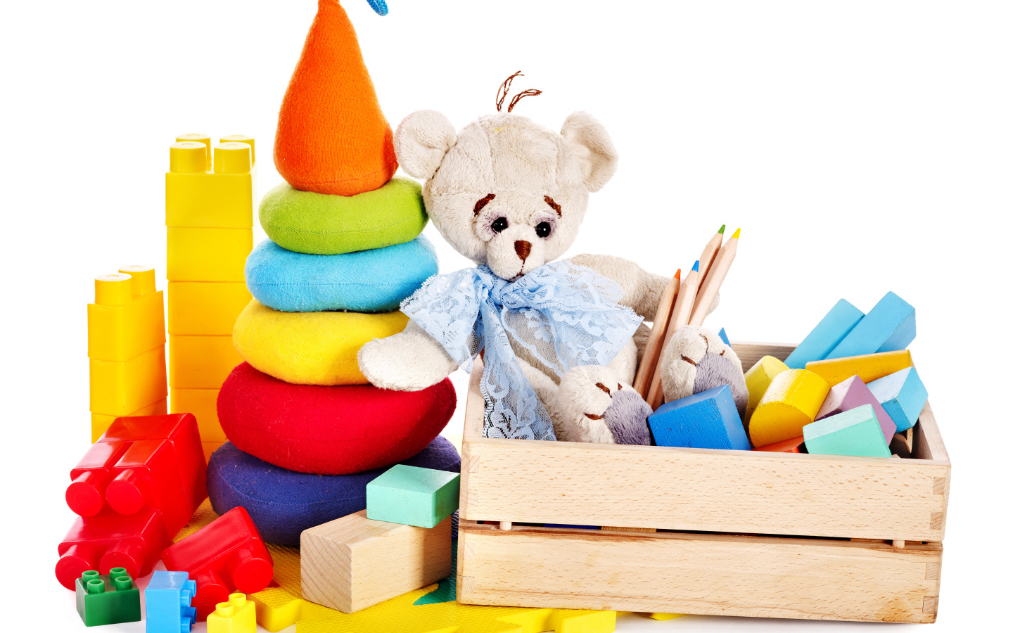 Детские игрушки на белом фоне